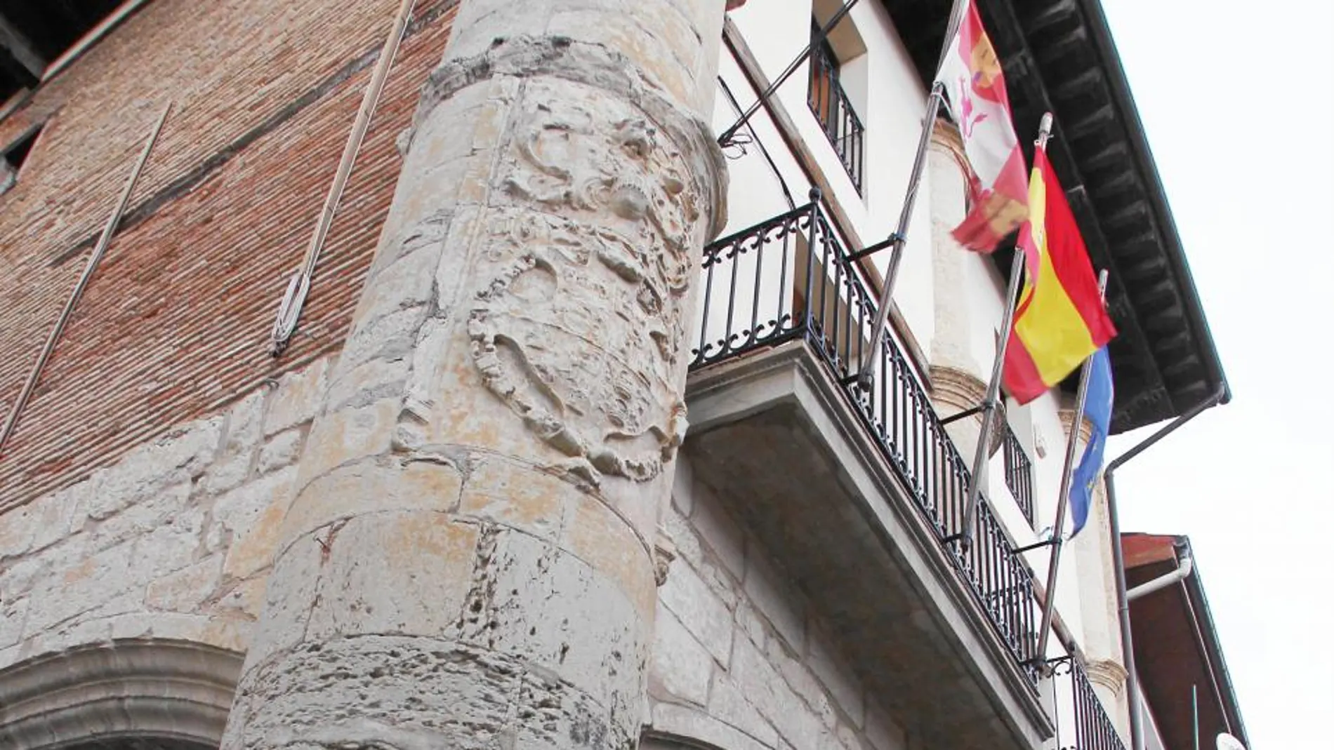 Las banderas de España y Castilla y León y Europa, en el Ayuntamiento de Treviño