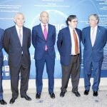 De izda. a dcha., Felipe Llano, director adjunto a la Dirección General de ESIC; Simón Reyes, director general de ESIC; Jaime García Legaz, secretario de Estado de Comercio; Francisco Marhuenda, director de LA RAZÓN; Francisco Larrea, secretario y administrador general de ESIC, y Andrés Navarro, director comercial de LA RAZÓN