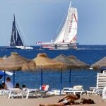 Las regatas acompañaron ayer a los valencianos que decidieron disfrutar de la playa de la Malvarrosa