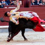 Cogida de López Simón por el tercero de la tarde. Foto: Efe