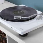 En blanco lacado, el plato Denon DP-400 recupera el clásico sonido estéreo de los vinilos.