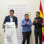 El entonces presidente de la Diputación, Jorge Rodríguez, que dimitió al ser detenido en la causa Alquería, junto a la diputada Isabel García, que concedió la subvención, y Champi Herreros