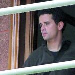 Mattin, hijo del etarra Domingo Troitiño y portavoz del colectivo de familiares de presos de ETA Etxerat, sale de su domicilio