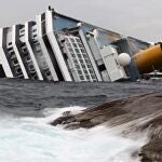 Las olas chocan contra las rocas cerca del buque crucero Costa Concordia. EFE/Massimo Percossi