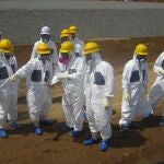 Los operarios tardaron cerca de 50 minutos en cambiar la tubería y contener la fuga de agua contaminada, que no salió al exterior ya esa zona se encuentra protegida.