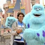 El español Rafael Nadal, posa con Sulley, en Eurodisney en París