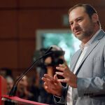El secretario de Organización del PSOE y ministro de Fomento, Jose Luis Ábalos, ayer durante su intervención en Valencia en la Fiesta de la Rosa de los socialistas valencianos. EFE/J. C. Cárdenas