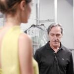 El diseñador Roberto Torreta ultima los detalles de su desfile