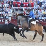 Hermoso templa dando los pechos de «Ícaro» al tercer toro de Los Espartales