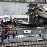 Los servicios de emergencia trabajan junto a las vías tras el accidente del tren Alvia