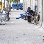 En la imagen, los inmigrantes que duermen estos días al raso en el Poblenou