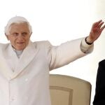 El papa Benedicto XVI junto al prefecto de la Casa Pontificia.