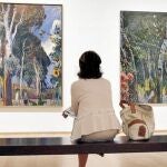 Una visitante ante dos obras de Mir