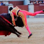 Paco Ureña es volteado por el segundo toro de Victoriano del Río (Foto: Rubén Mondelo)