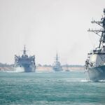 Barcos que acompañan al portaaviones norteamericano Abraham Lincoln durante su misión en Oriente Medio/Ap