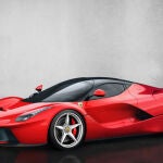 El nuevo modelo de Ferrari es un deportivo híbrido con una línea espectacular.