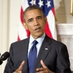 El presidente estadounidense Barack Obama (i) da un discurso junto al director de la Oficina de Protección Financiera del Consumidor (CFPB) Richard Cordray (no en la imagen) durante un acto celebrado en la Casa Blanca, Washington, Estados Unidos hoy 17 de julio de 2013.