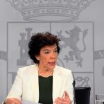 La ministra Portavoz Isabel Celaá, durante la rueda de prensa celebrada tras la reunión del Consejo de Ministros en el Palacio de la Moncloa.- EFE/Victor Lerena