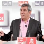 El secretario regional del PSOE, Julio Villarrubia, explica los asuntos tratados en la Comisión Permanente