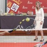 Alicia García y Virginia Ruano realizan un peloteo con un par de niños que participarán en el torneo dentro de «Minitenis Tour 2013»
