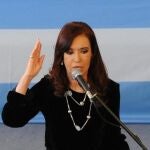 BAS00.Fotografía cedida por la presidencia argentina del 4 de octubre de 2013, en la que se observa a la presidenta Cristina Fernández, durante la inauguración de un hospital en La Matanza, provincia de Buenos Aires (Argentina).