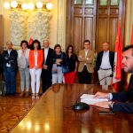 El alcalde de Valladolid en funciones, Óscar Puente, comparece ante los medios acompañado de sus compañeros socialistas en el Gobierno