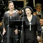 Madre e hija en un concierto