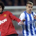 El jugador de la Real Sociedad, Antoine Griezma y el del Manchester United, Marouane Fellaini