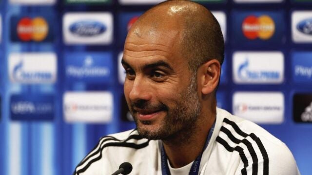 Imagen cedida por la UEFA del entrenador del Bayern Múnich, Pep Guardiola, durante la rueda de prensa ofrecida en Praga