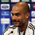 Imagen cedida por la UEFA del entrenador del Bayern Múnich, Pep Guardiola, durante la rueda de prensa ofrecida en Praga