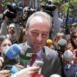 El presidente Alberto Fabra, a la entrada de la sede del PP