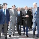 Fernández Mañueco, Cosidó y Baland, en la Plaza Mayor de Salamanca, antes de suscribir el acuerdo