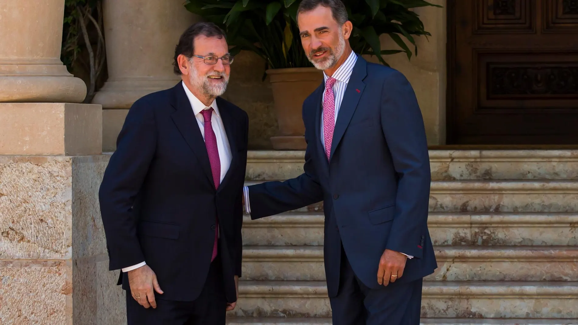 El Rey Felipe VI y el Presidente del Gobierno, Mariano Rajoy, en la entrada del Palacio de Marivent, en verano de 2017