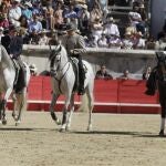 María Sara y Ángel Peralta, primeros por la izquierda, escoltan a la terna compuesta por Ojeda, Vicens y Ventura