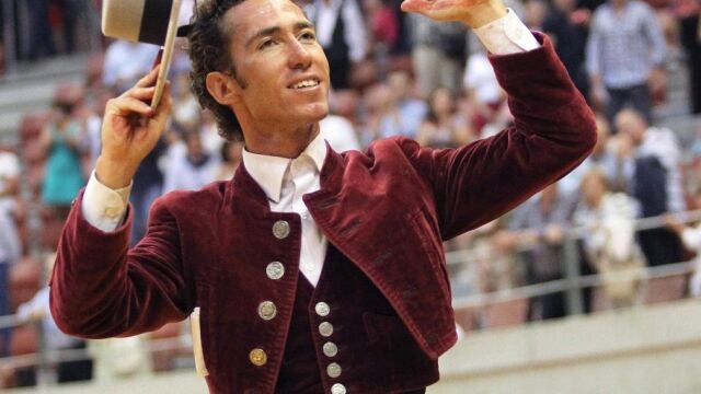 Leonardo Hernández logró dos trofeos y abandonó La Ribera por la Puerta Grande