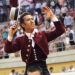 Leonardo Hernández logró dos trofeos y abandonó La Ribera por la Puerta Grande