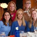 Carmen junto a sus sobrinas, Carla y Cristina, su hermana, María José y su cuñada, Carola