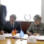 El presidente de la Generalitat firmó con la directora general de la Unesco ante un banderín de España