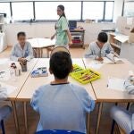 Unos niños hospitalizados reciben clase en un aula del hospital La Fe, en Valencia