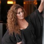 Estrella Morente, junto a la foto de su padre. Debajo, Soleá con Los Evangelistas