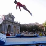 La Puerta de Alcalá se convirtió ayer en un centro improvisado de gimnasia artística donde las gimnastas mostraron sus habilidades.