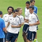 Ancelotti y Paul Clement hablan durante el entrenamiento del Madrid antes del derbi
