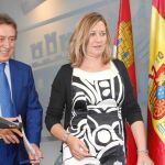 El portavoz y consejero del Gobierno, José Antonio de Santiago-Juárez junto a la consejera de Hacienda al informar de los temas tratados en el Consejo de Gobierno