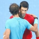 Nadal y Djokovic se abrazan tras su último enfrentamiento