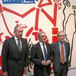 El alcalde Xavier Trias; el director general de la Fundación La Caixa, Jaime Lanaspa, y el presidente de la Fundación Macba, Leopoldo Rodés.