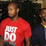 Fotografía de archivo fechada el 9 de julio de 2009 que muestra al atleta estadounidense Tyson Gay (d) y al jamaicano, Asafa Powell, llegando a una rueda de prensa en el hotel Golden Gala, en Roma tomado "deliberada y voluntariamente"el estimulante prohibido oxilofrina (methylsynephrina) por el que dio positivo. EFE/Giuseppe Giglia