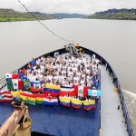 Imagen de los expedicionarios surcando el canal de Panamá.