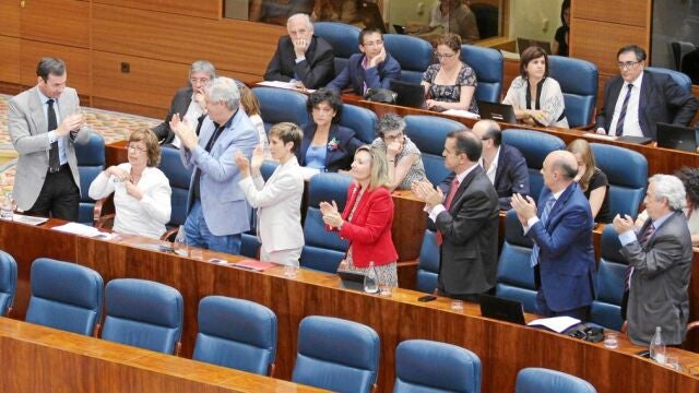 El grupo socialista aplaudió a la secretaria general del PSM en su vuelta al escaño