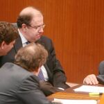 El consejero de Sanidad, Antonio Sáez Aguado, dialoga con Herrera, Fernández Carriedo y De Santiago-Juárez en un pleno de las Cortes