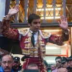 El extremeño salió ayer a hombros del coso de Cuatro Caminos